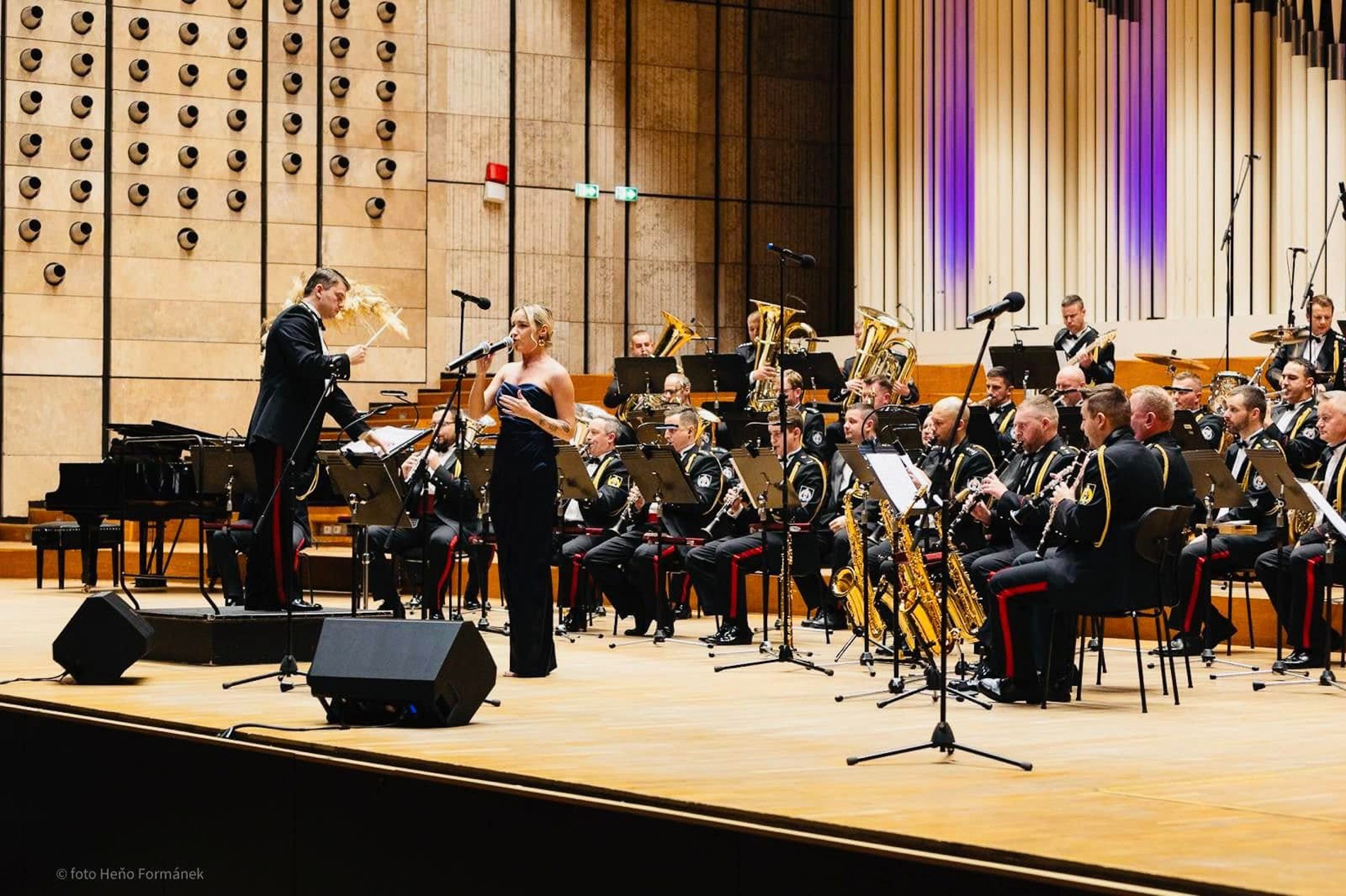 Benefičný koncert, Lenka Piešová spieva s orchestrom