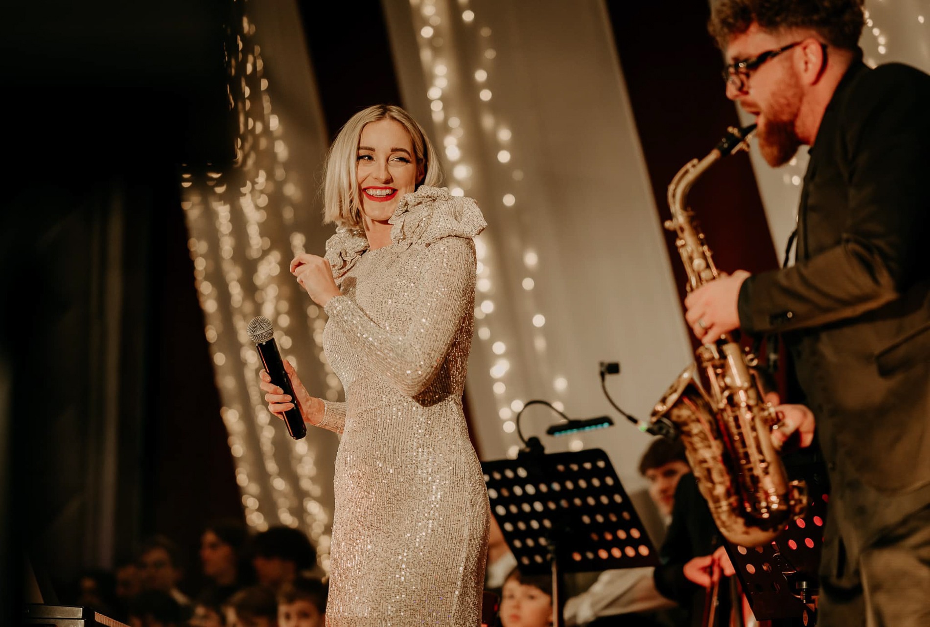 Lenka Piešová na pódiu so saxafonistom