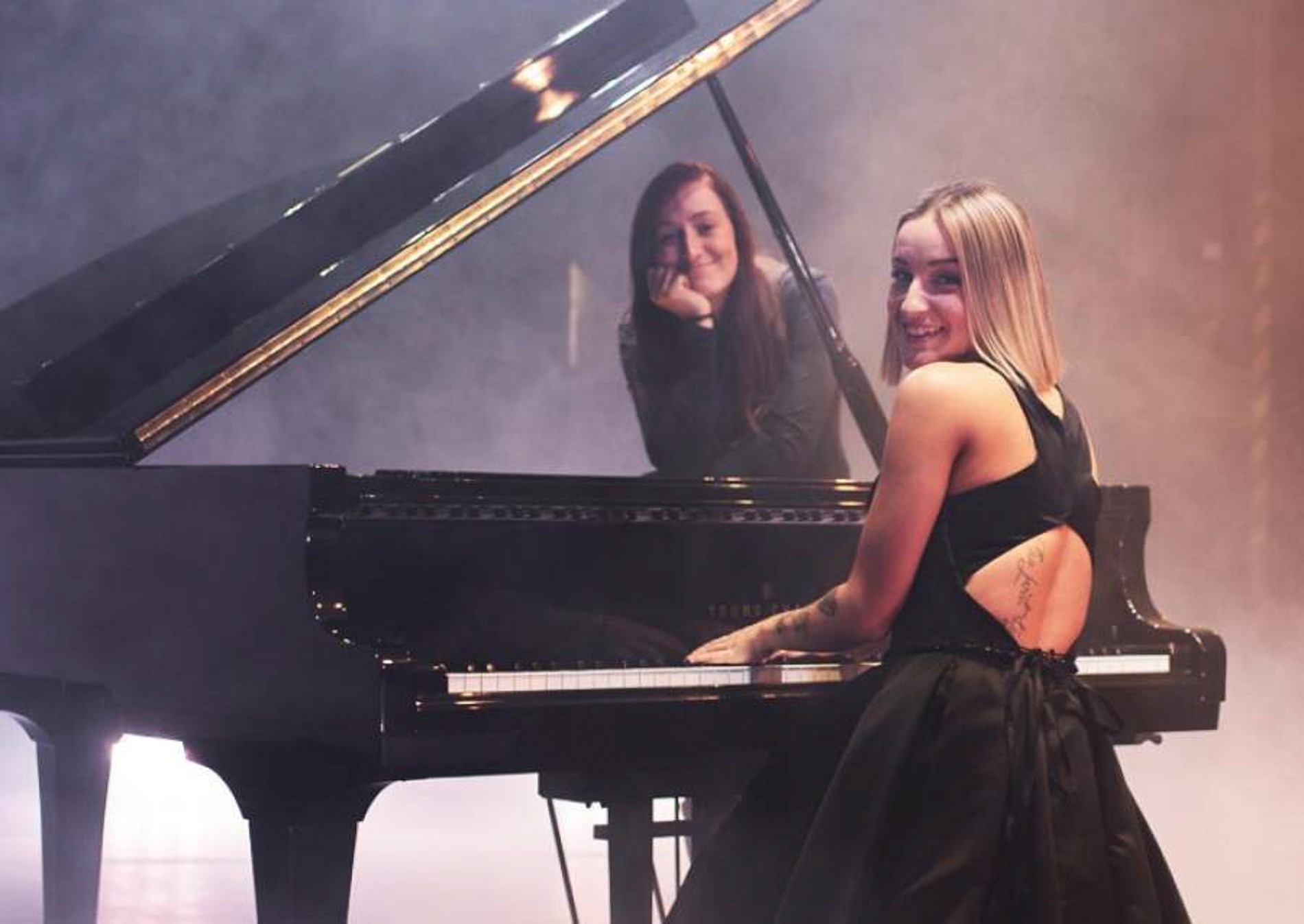 Lenka Piešová hrá na klavíri a spieva so sestrou Barborou Piešovou
