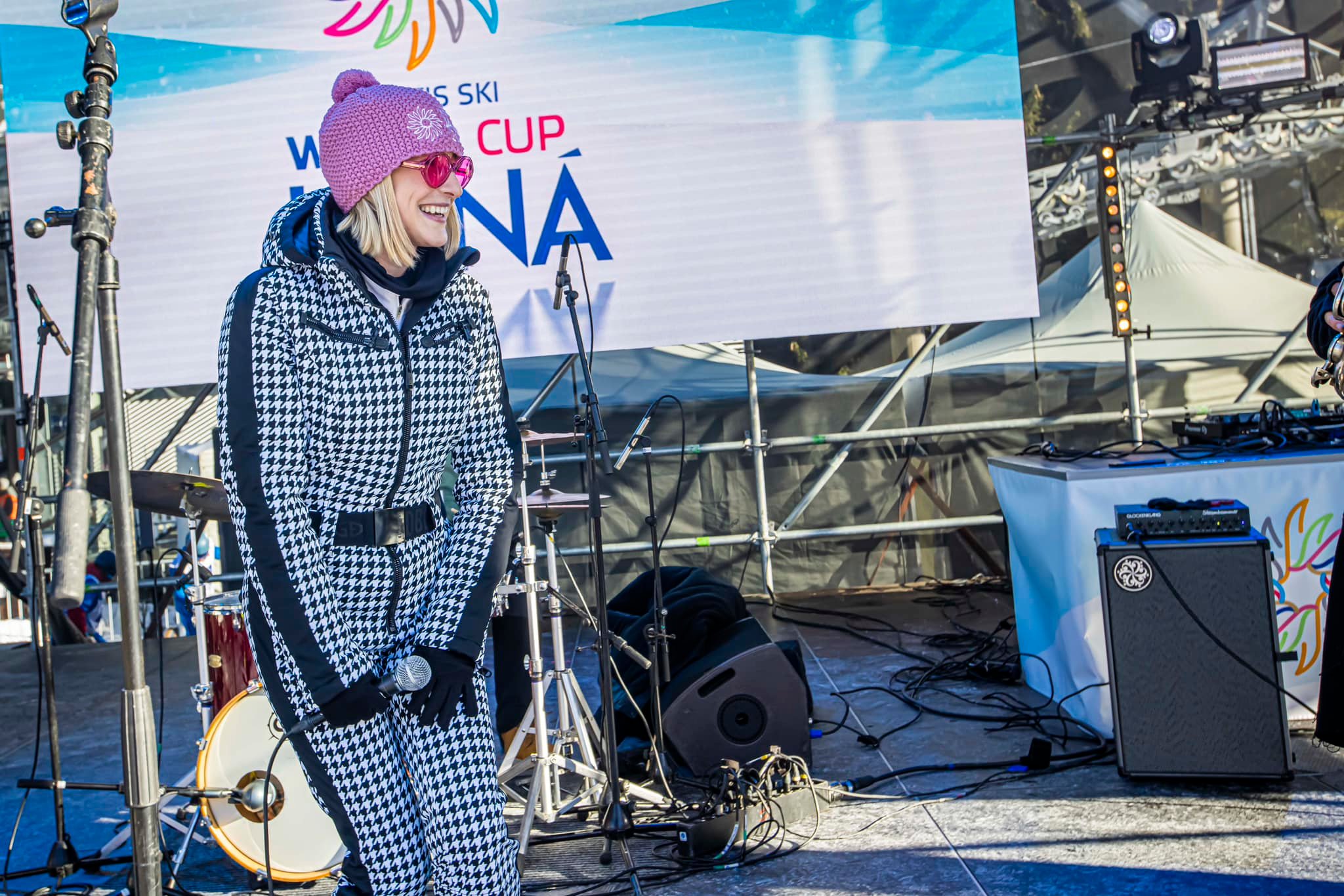 Lenka Piešová na pódiu v Jasnej