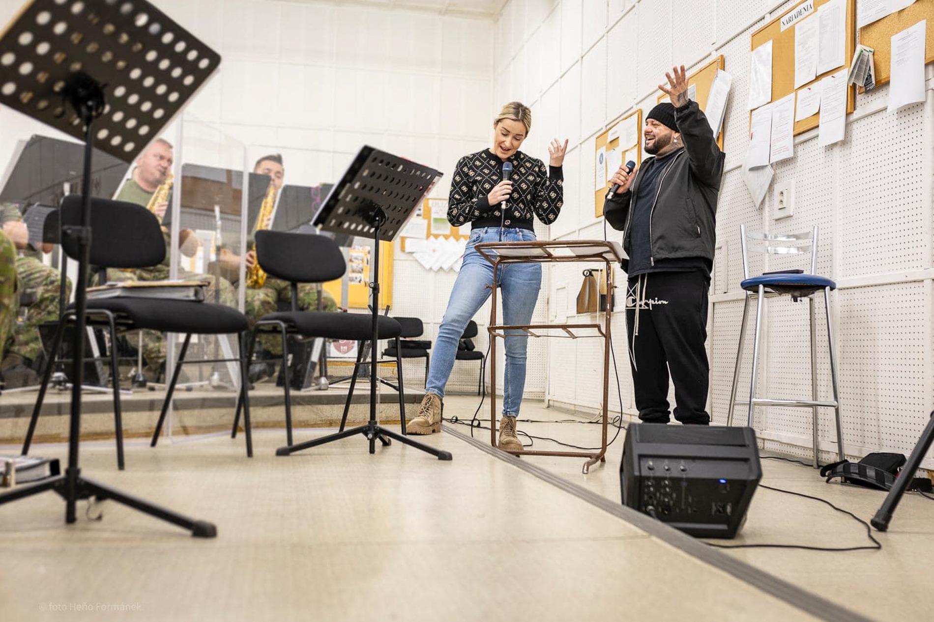 Lenka Piešová na skúške koncertu s Kalim