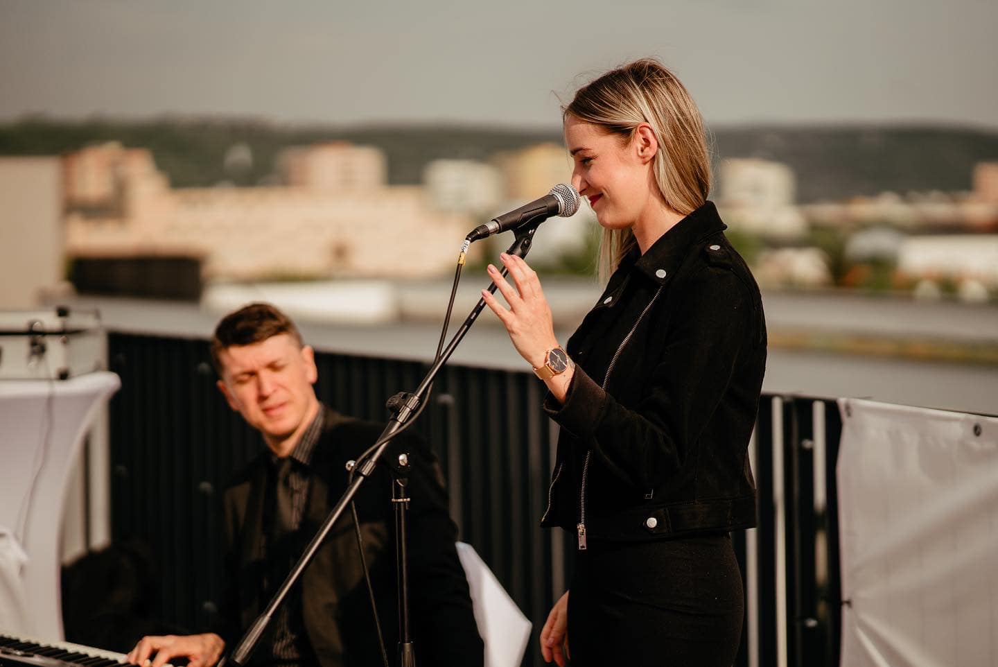 Lenka Piešová spieva vonku s klaviristom