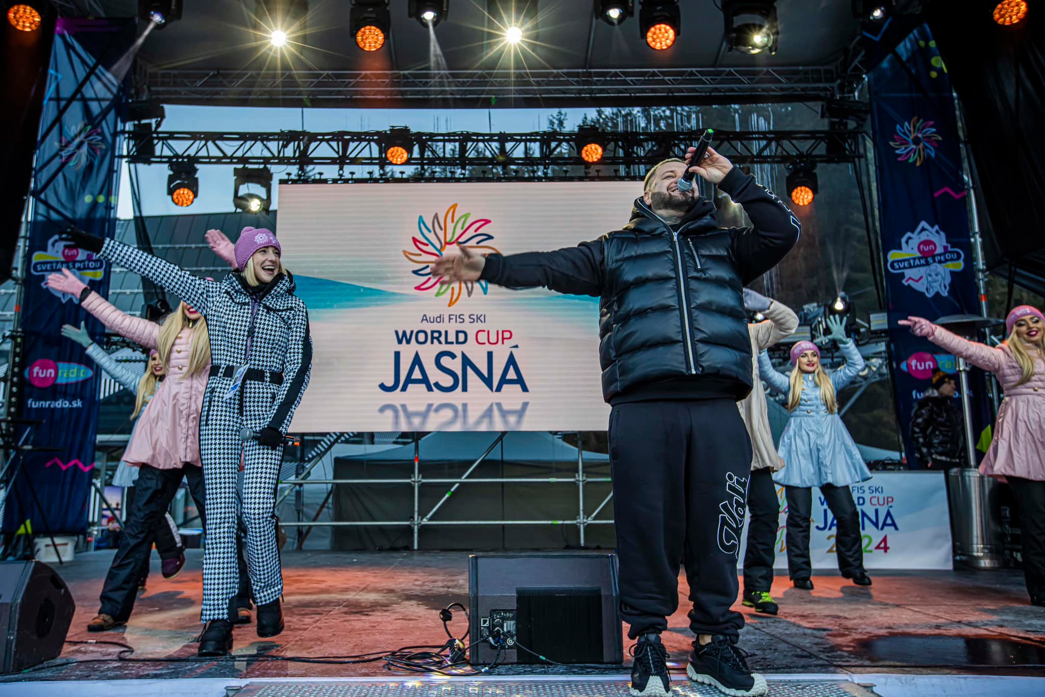 Lenka Piešová spievajúca v Jasnej s Kalim