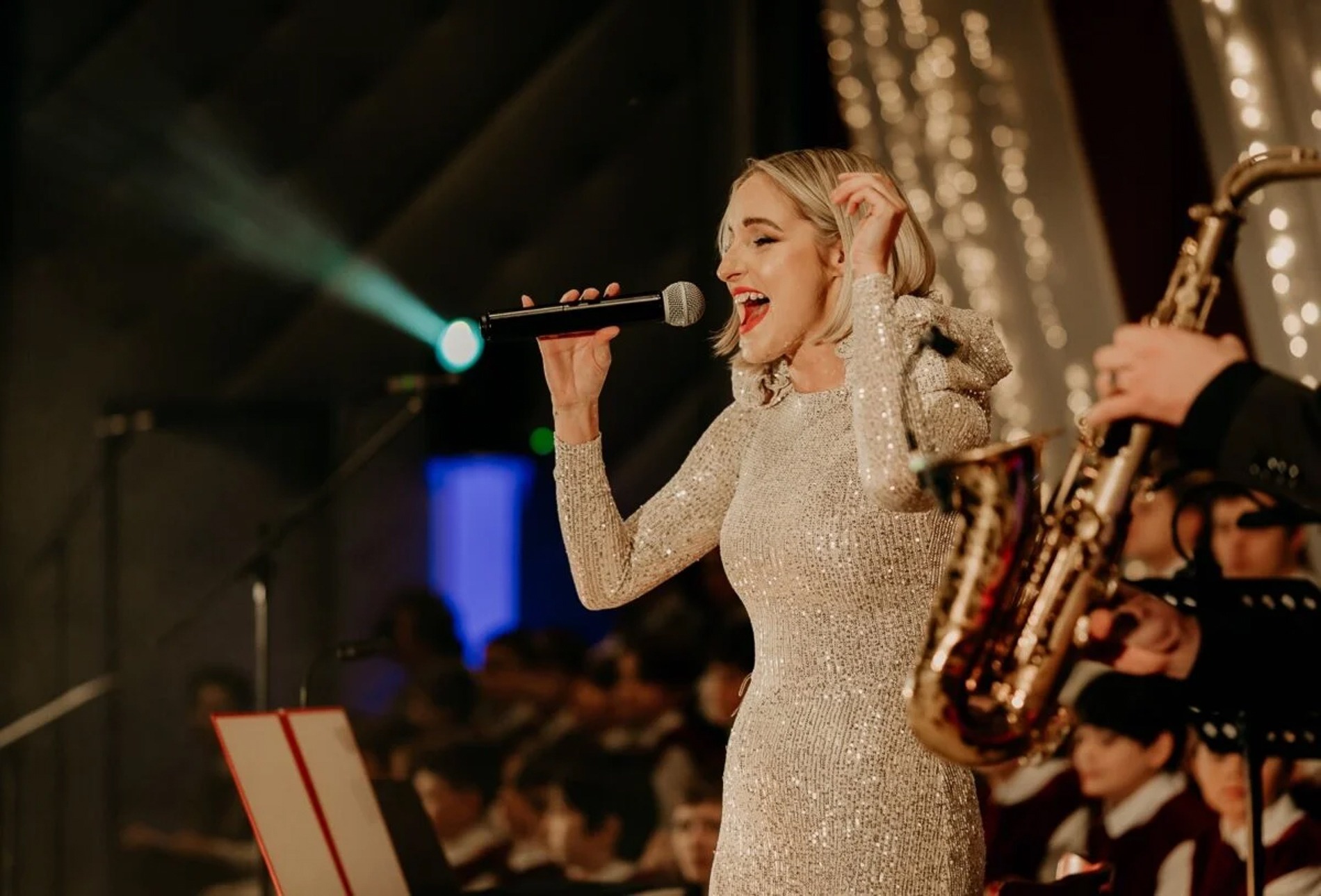 Lenka Piešová spieva spolu so saxafonistom