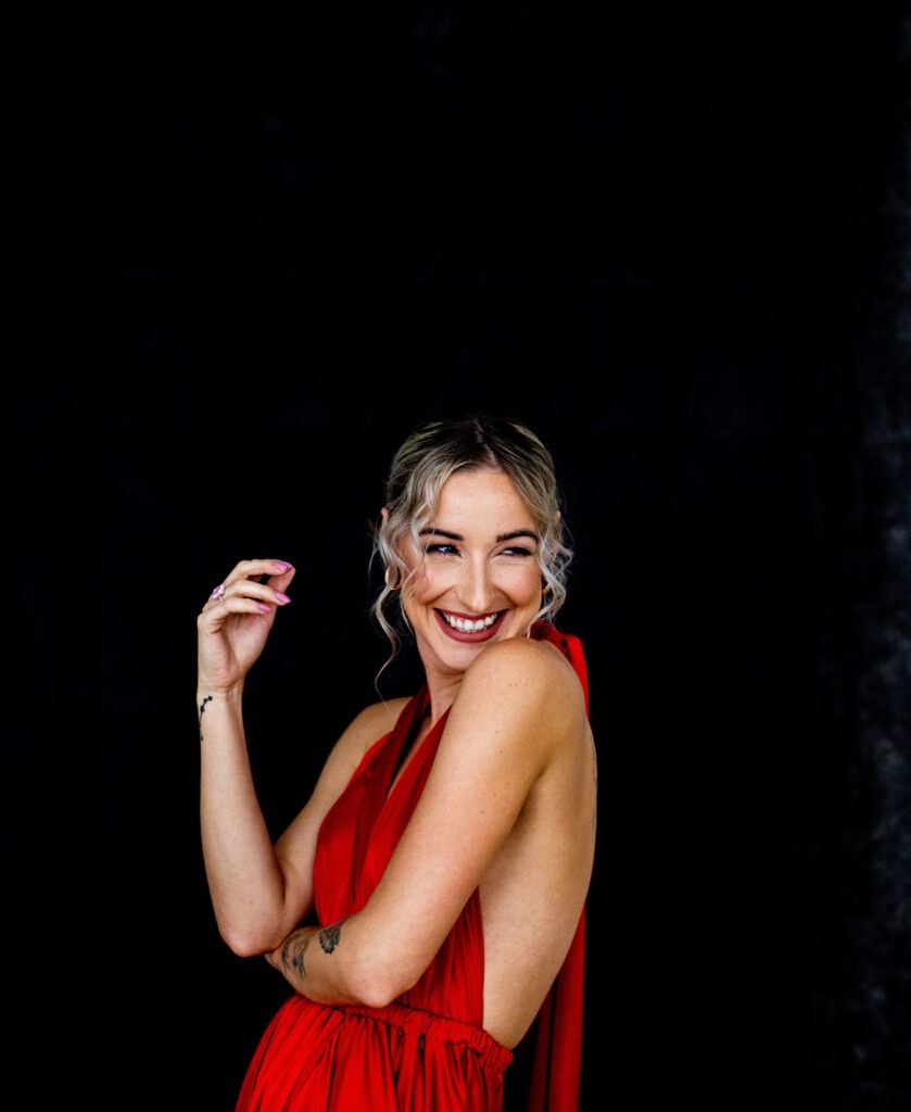 Lenka Piešová promo fotenie v červených šatách