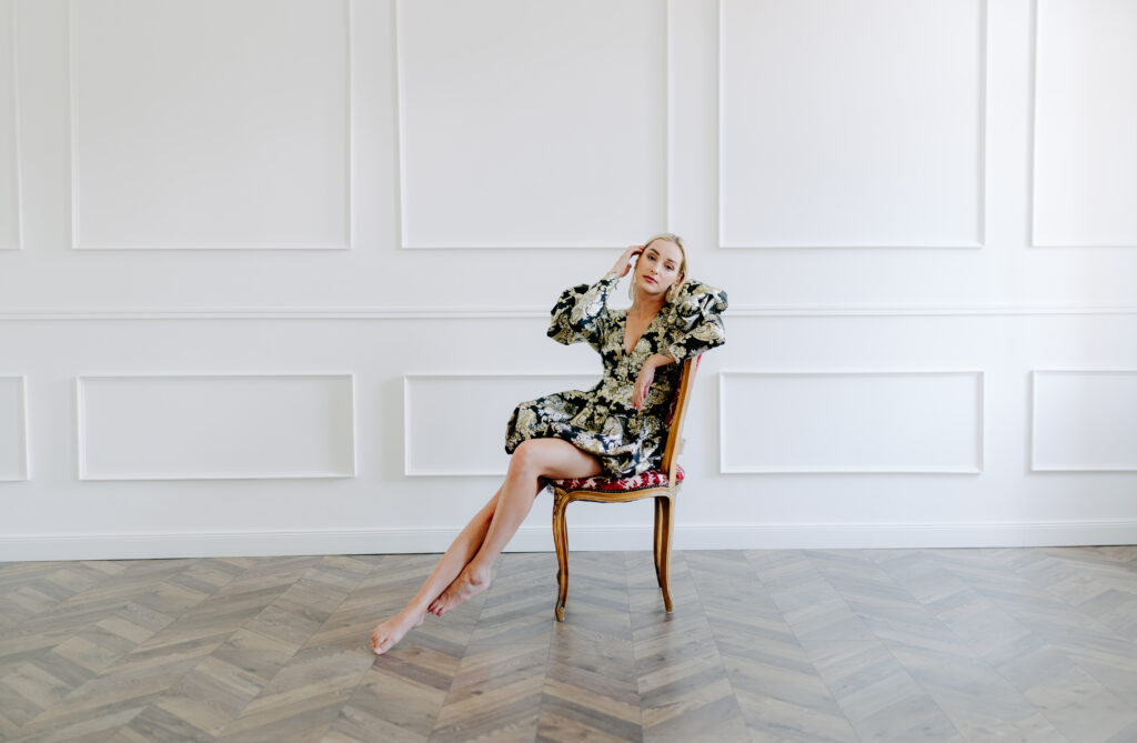 Lenka Piešová promo fotenie v zlatočiernych šatách