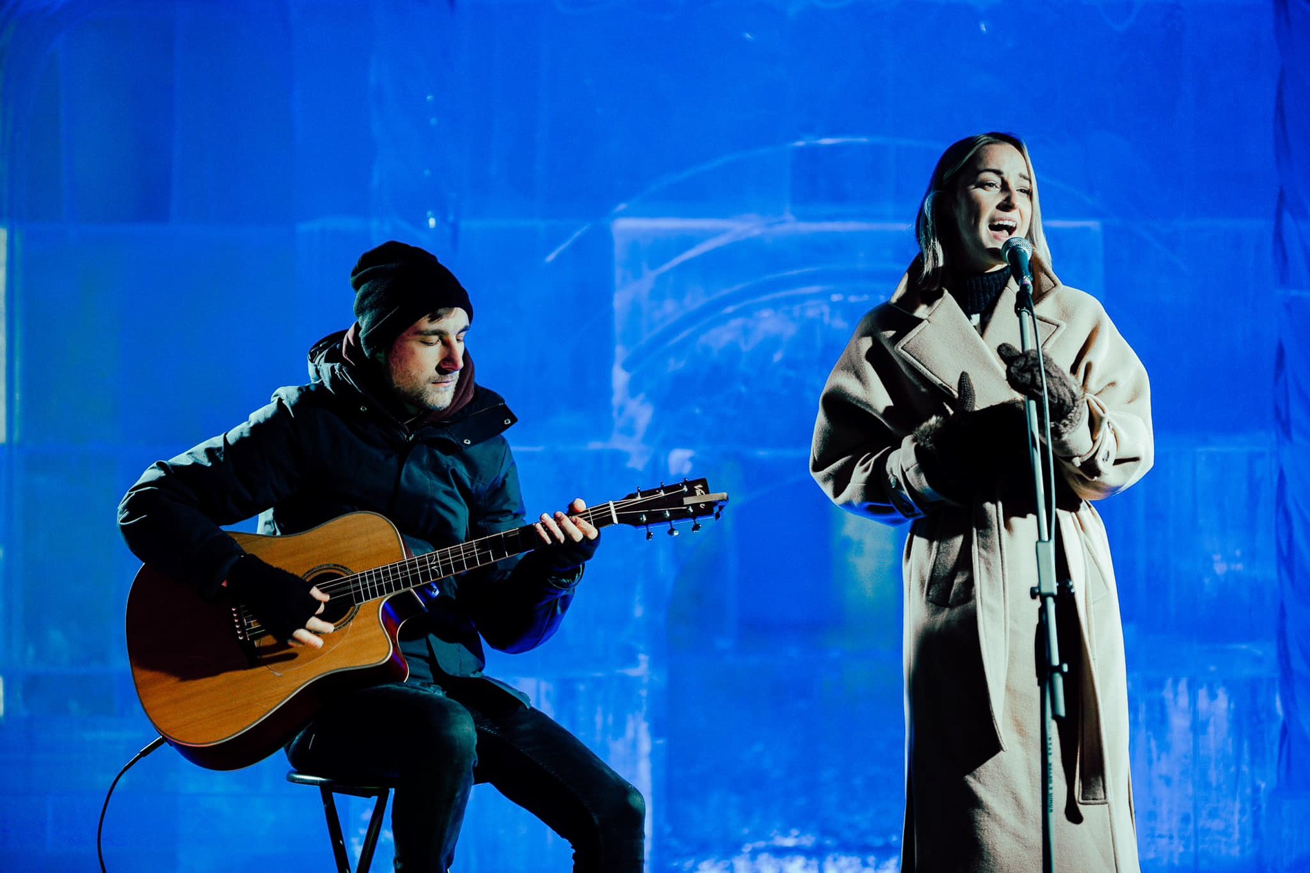 Lenka Piešová spieva v tatrách v kabáte a v rukaviciach