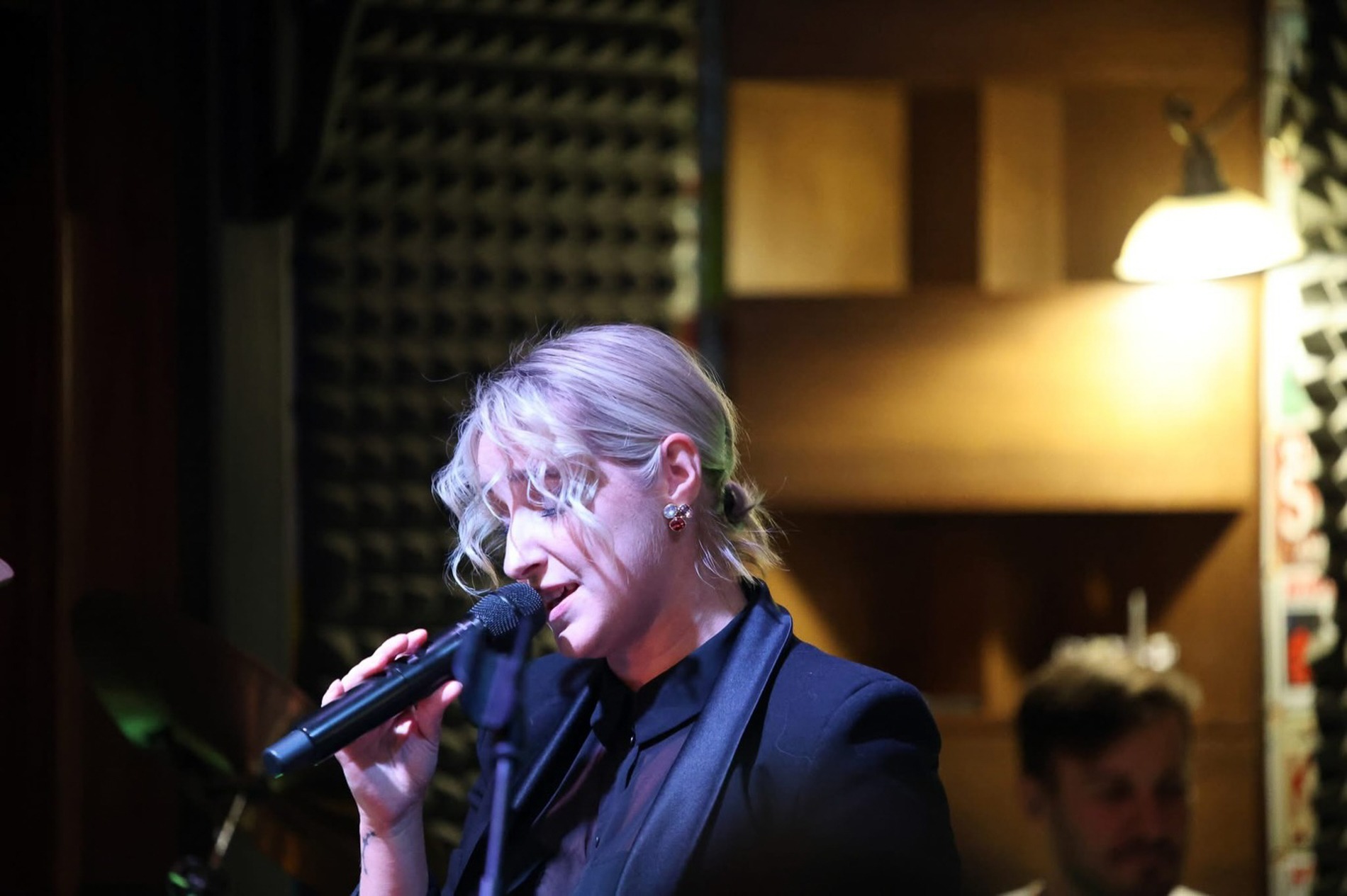 Lenka Piešová spieva so zatvorenými očami