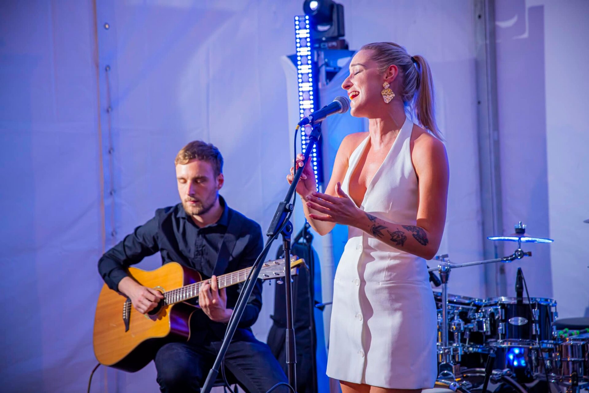 Lenka spieva v doprovode gitary