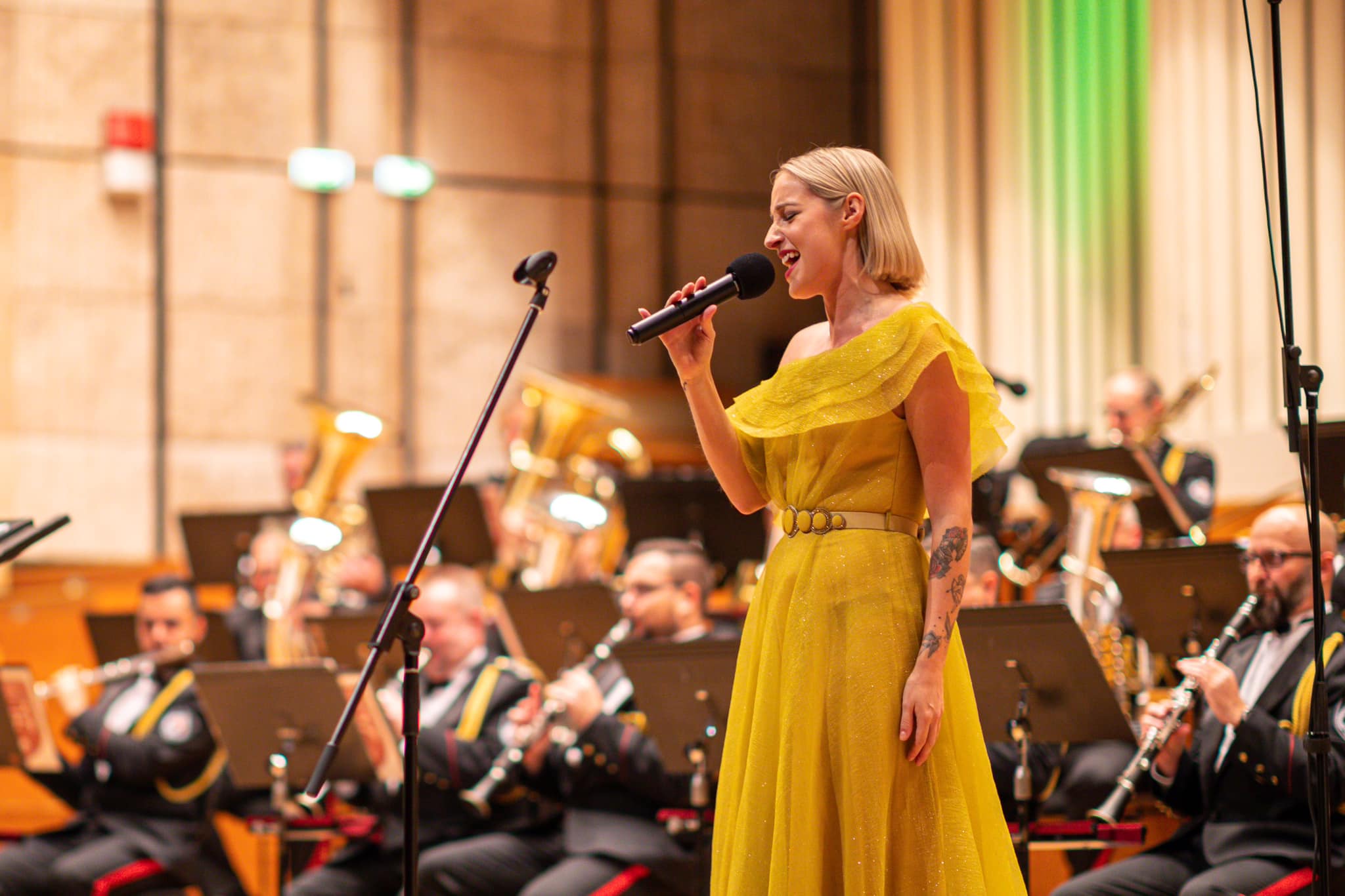 Lenka Piešová spieva na koncerte v zlatozelených šatách