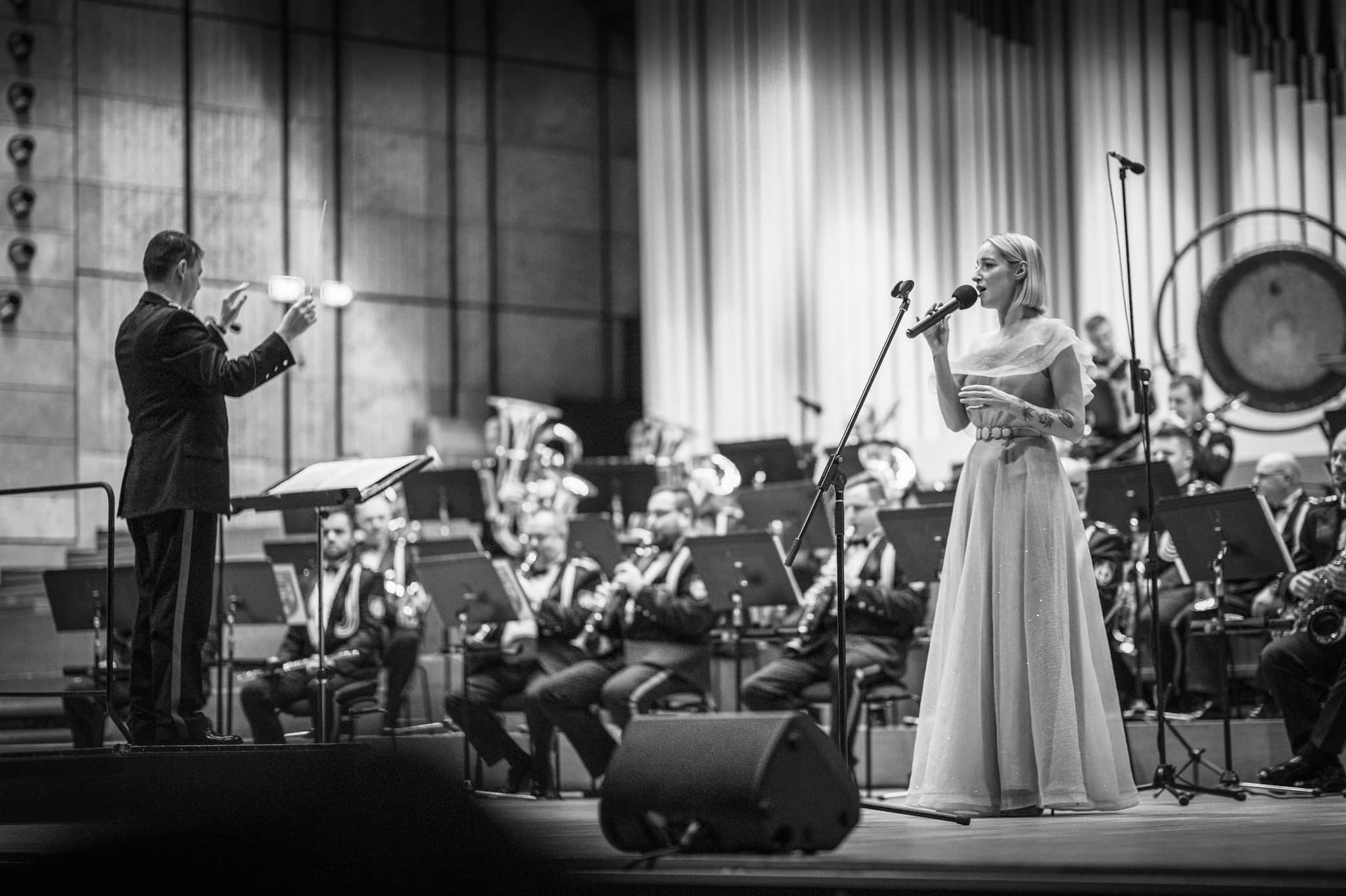 Lenka Piešová spieva s orchestrom a dirigentom