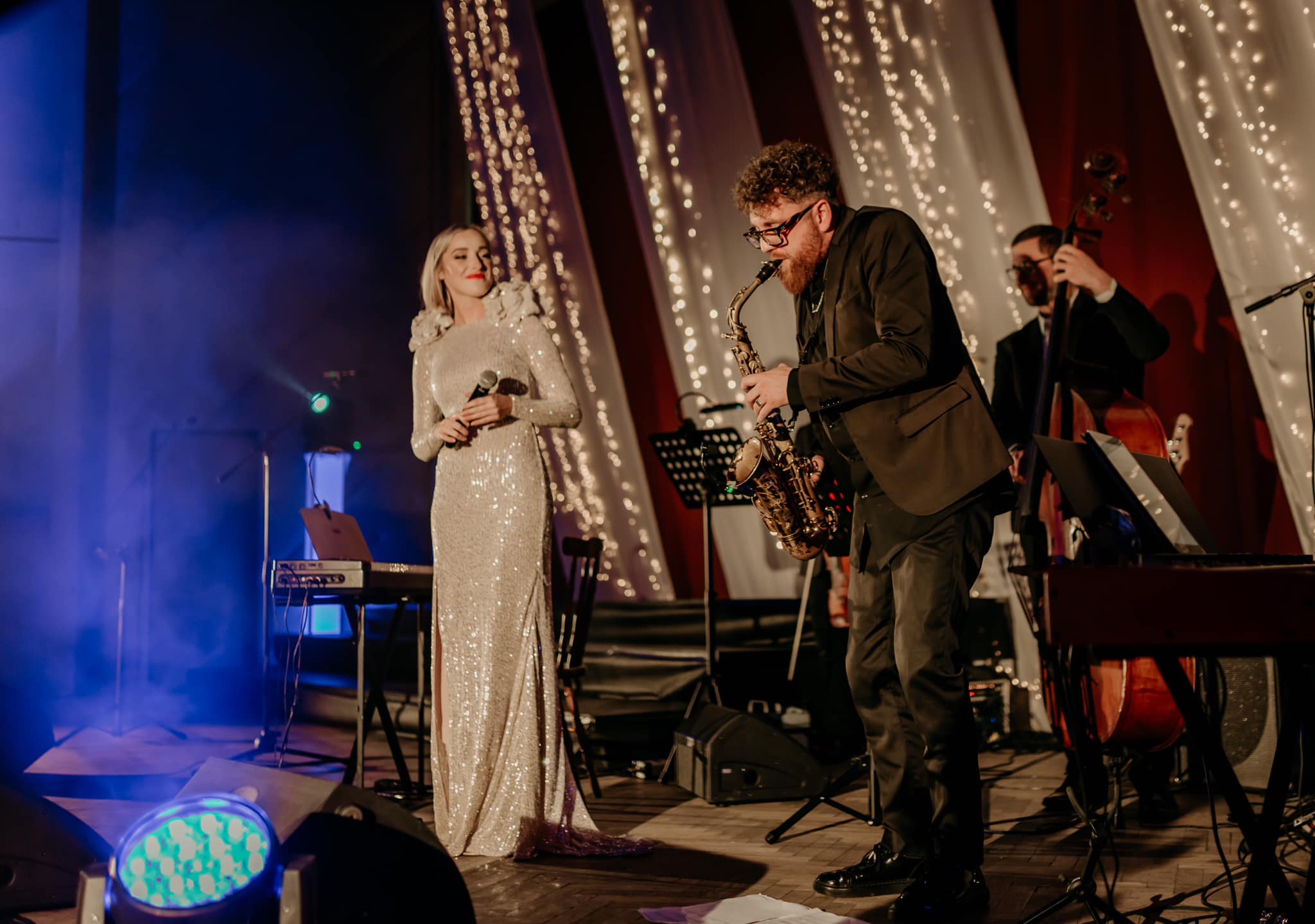 Lenka Piešová sa na koncerte pozerá na saxafonistu, ktorý jej robí hudobný sprievod