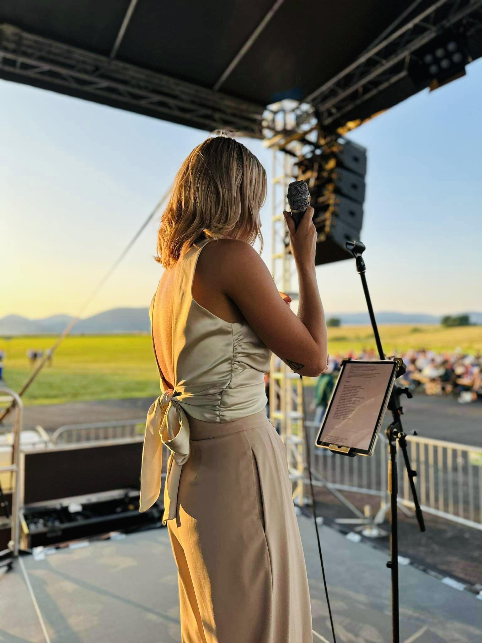Zozadu odfotená Lenka Piešová sa pripravuje na spev