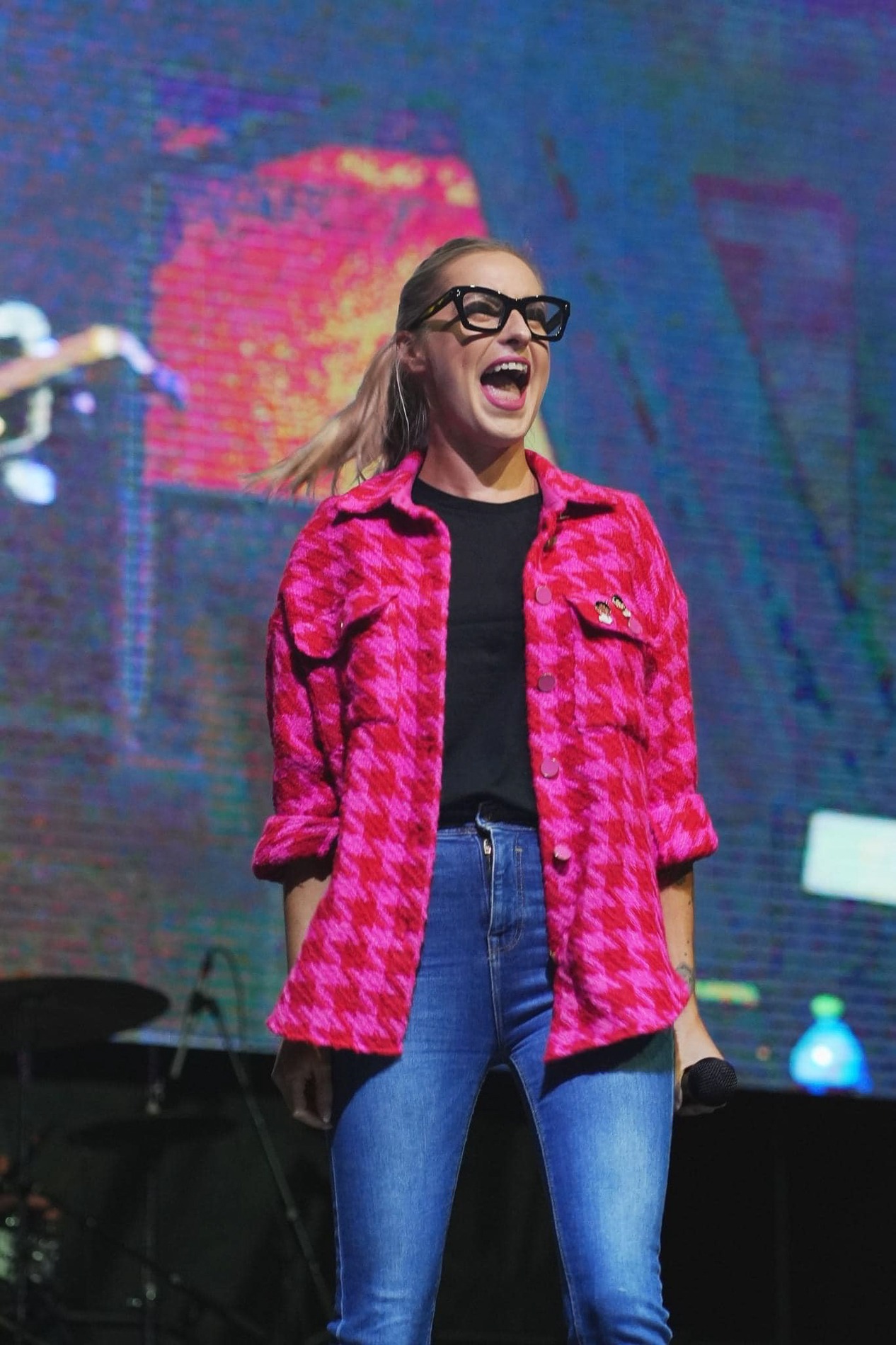 Vysmiata Lenka Piešová na jarmoku v ružovom saku