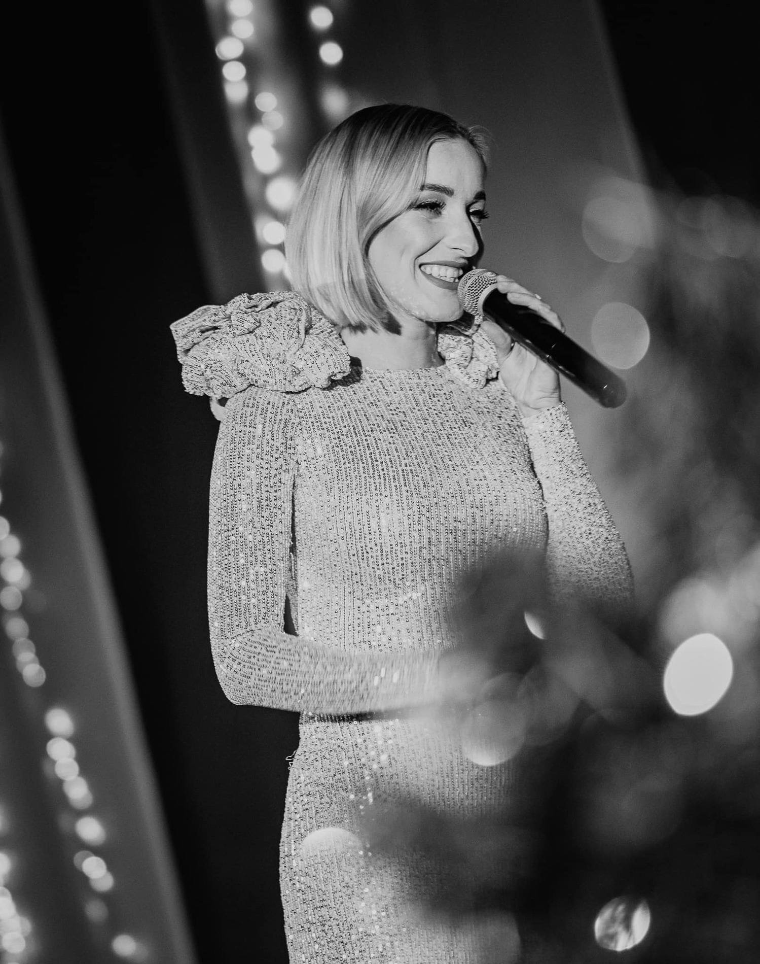 Lenka Piešová v krásnych zlatých šatách na koncerte