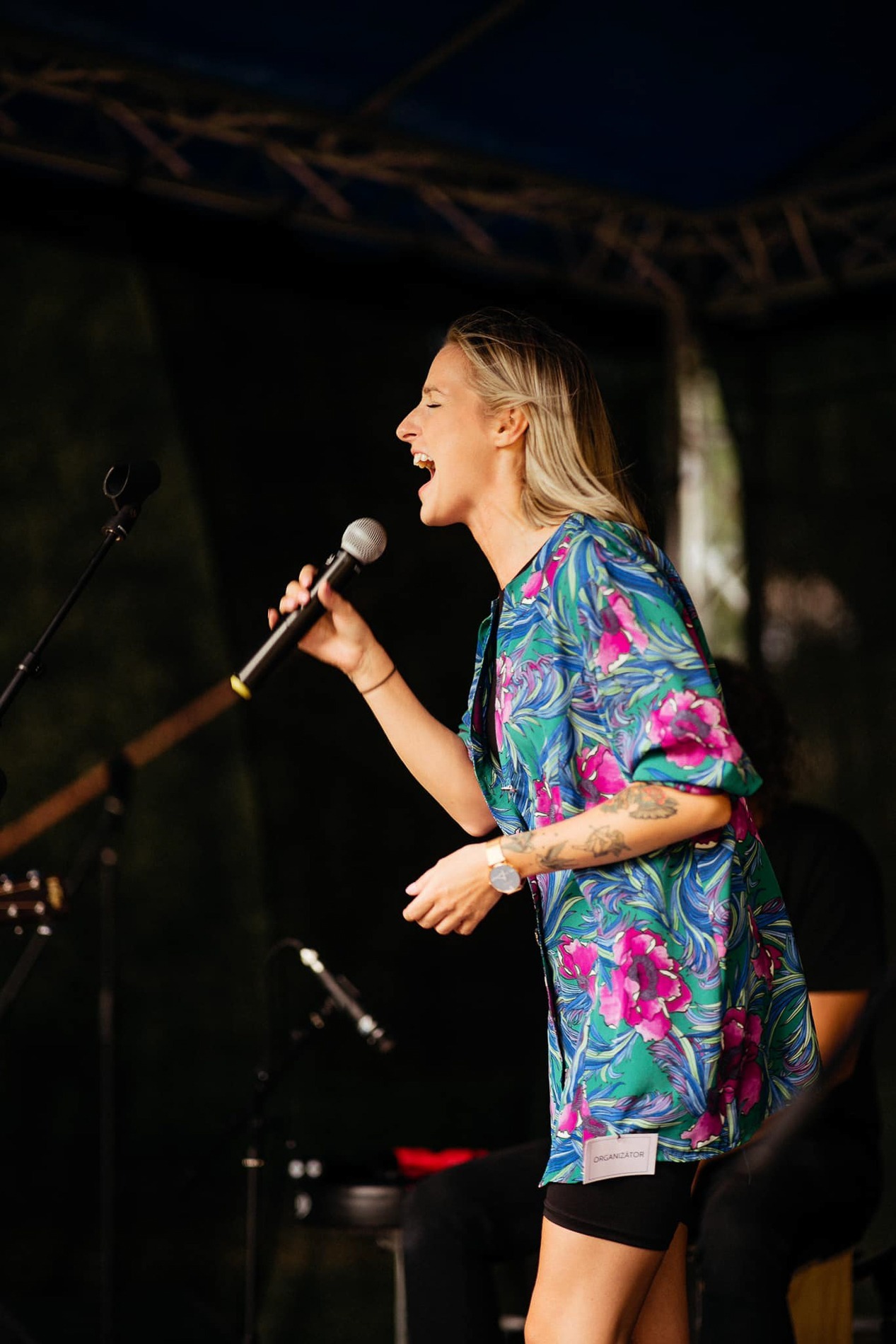 Lenka Piešová spieva na koncerte do mikrofónu